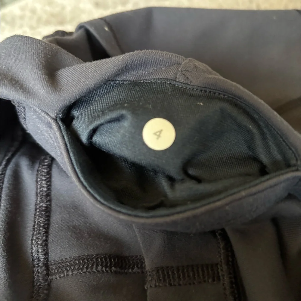 LULULEMON Women's Nothing to Hide Rouched Cropped Navy Leggings Size 4